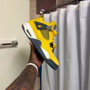 Jordan 4 Retro
Lightning (2021)
